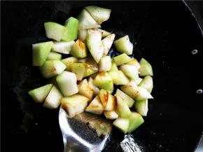 锅内倒油，待油温以高，放入冬瓜翻炒，放入耗油、少量海鲜酱油、鸡精、花椒粉调味