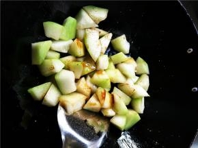 锅内倒油，待油温以高，放入冬瓜翻炒，放入耗油、少量海鲜酱油、鸡精、花椒粉调味