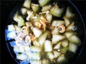 翻炒冬瓜至大概柔软状态，加水，并将海米连同泡制的水一同放入，加入姜丝，开大火烧开汤汁