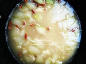 待汤汁浓白时，放入米粉以及枸杞继续开小火煲。