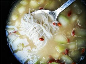 米粉即将熟时，加入盐调味