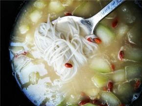 米粉即将熟时，加入盐调味