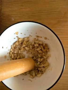 用擀面杖将核桃仁捣碎