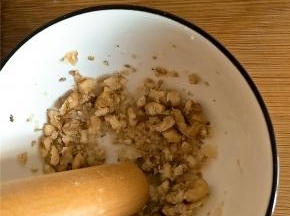 用擀面杖将核桃仁捣碎