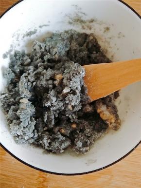 搅拌过程中可根据馅的状态调节加入牛奶的多少，直至成为如下状态