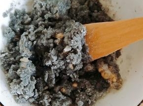 搅拌过程中可根据馅的状态调节加入牛奶的多少，直至成为如下状态