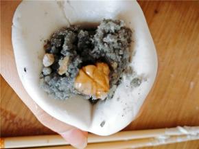 压扁后包入馅，并且封口搓圆