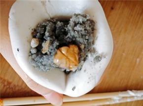 压扁后包入馅，并且封口搓圆