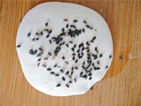 再一次压成饼状，并且沾上芝麻