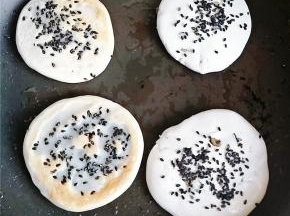 锅内放入少许油，小火慢煎，勤翻面