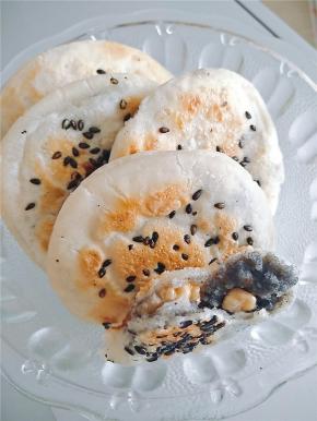 两面都定型后，盖锅盖焖一分钟即可出锅