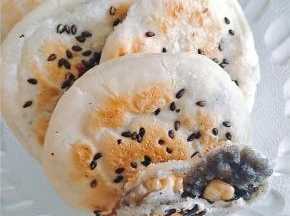 两面都定型后，盖锅盖焖一分钟即可出锅