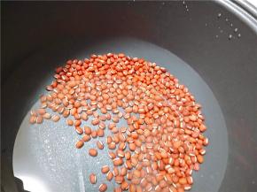 红豆提前泡制，这样煮起来比较容易烂，水不要放太多，但要放入冰糖一起煮