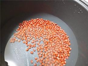 红豆提前泡制，这样煮起来比较容易烂，水不要放太多，但要放入冰糖一起煮