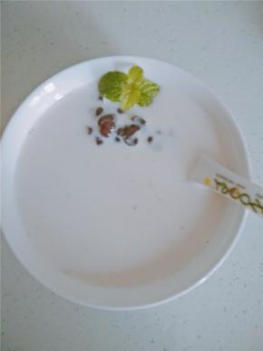 煮好的红豆直接放入热好的牛奶里即可，加入适量蜂蜜调味