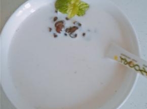 煮好的红豆直接放入热好的牛奶里即可，加入适量蜂蜜调味