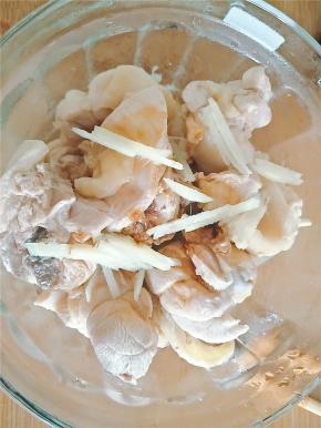焯好的鸡腿肉进行腌制，放入姜丝、一勺料酒，两勺生抽，一勺老抽，腌制2个小时