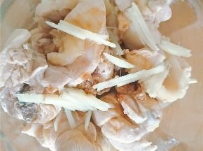 焯好的鸡腿肉进行腌制，放入姜丝、一勺料酒，两勺生抽，一勺老抽，腌制2个小时