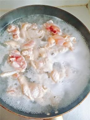 锅内放水煮沸后放入洗好的鸡腿肉，焯一下，确保肉质更加干净（放入鸡腿煮沸后大致煮一分钟捞出即可）