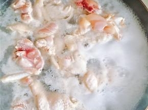 锅内放水煮沸后放入洗好的鸡腿肉，焯一下，确保肉质更加干净（放入鸡腿煮沸后大致煮一分钟捞出即可）