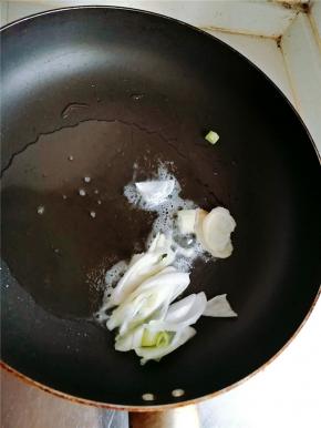 热锅冷油，放入花椒粒煸出味后捞出，以免影响口感，然后放入葱段和姜片爆锅。