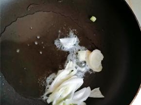 热锅冷油，放入花椒粒煸出味后捞出，以免影响口感，然后放入葱段和姜片爆锅。