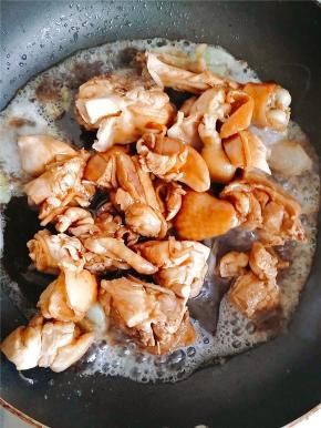 爆香后放入鸡腿肉，翻炒2分钟后倒入腌制鸡腿肉的汤料，继续翻炒，并加入冰糖、蚝油、八角。