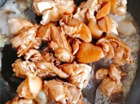 爆香后放入鸡腿肉，翻炒2分钟后倒入腌制鸡腿肉的汤料，继续翻炒，并加入冰糖、蚝油、八角。