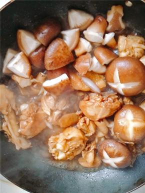 放入准备好的香菇继续翻炒，加入少许的红酒，提味