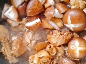 放入准备好的香菇继续翻炒，加入少许的红酒，提味