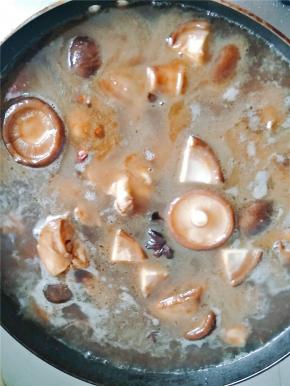 翻炒3分钟后，加入开水，盖上锅盖焖30分钟，加水的量没过食材即可