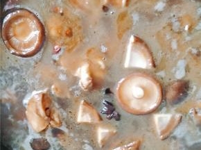 翻炒3分钟后，加入开水，盖上锅盖焖30分钟，加水的量没过食材即可