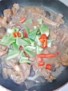 30分钟后打开锅盖，加入盐调味，尝一下咸淡，然后把青椒红椒放入翻炒。