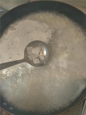 锅中加水煮沸后加入醪糟继续煮，此时加入冰糖调味