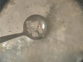 锅中加水煮沸后加入醪糟继续煮，此时加入冰糖调味