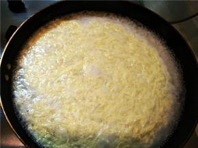 调好味煮2分钟加入搅散的鸡蛋液，鸡蛋液均匀浇至醪糟上，形成蛋花状