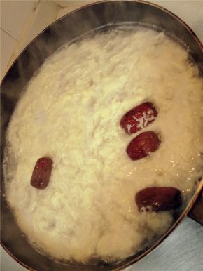 放入枸杞红枣继续熬制5分钟出锅即可