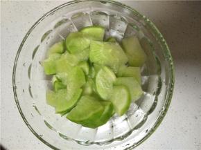 使用刀削的方法将萝卜削成块状，更加有口感