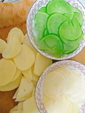 萝卜土豆去皮切片备用