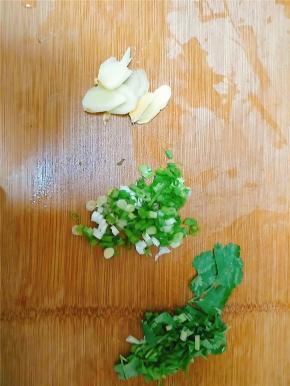 葱香菜切末、姜切片。