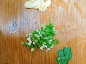葱香菜切末、姜切片。