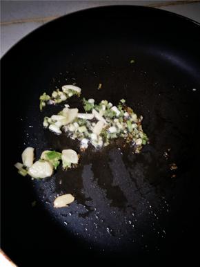 倒入少许油，待油热后，加入葱姜爆香