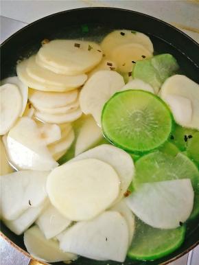 爆香后放入土豆片和萝卜片，加凉水没过土豆和萝卜，开大火