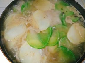 汤烧开后开中小火开始炖，放入花椒粉、鸡精、盐、十三香进行调味，也可加入少许海鲜酱油提鲜，放入枸杞继续炖