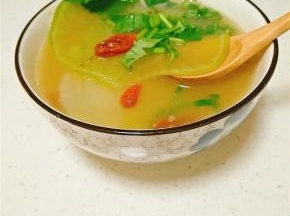 炖到土豆绵软即可出锅，撒上香菜，就可以开吃啦，吃完整个人都会变得温暖