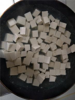 锅烧开水后加入盐和鸡精调味，加入豆腐煮2分钟