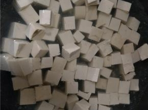 锅烧开水后加入盐和鸡精调味，加入豆腐煮2分钟