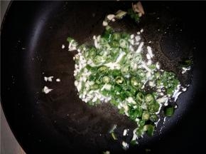 锅烧热后放入葱姜蒜及青椒翻炒出香味