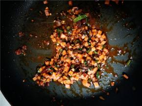 加入肉末（此处拿火腿代替），干辣椒及郫县豆瓣酱，小火翻炒，炒出红油后加入酱油和少许料酒。