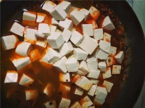 将豆腐连汤一起倒入锅中煮开，根据个人口味再一次调咸淡，少许淀粉勾芡